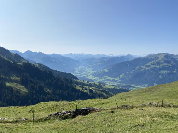 Blick Richtung Südberge am Weg zur Bichlalm