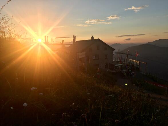 Sonnenaufgang am Gipfelhaus Kitzbüheler Horn