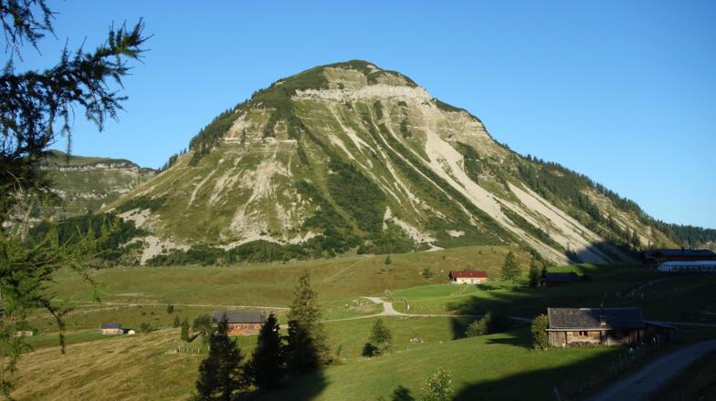 Gennerhorn 1735m, Genneralm links, Posch'n Hütte rechts davor