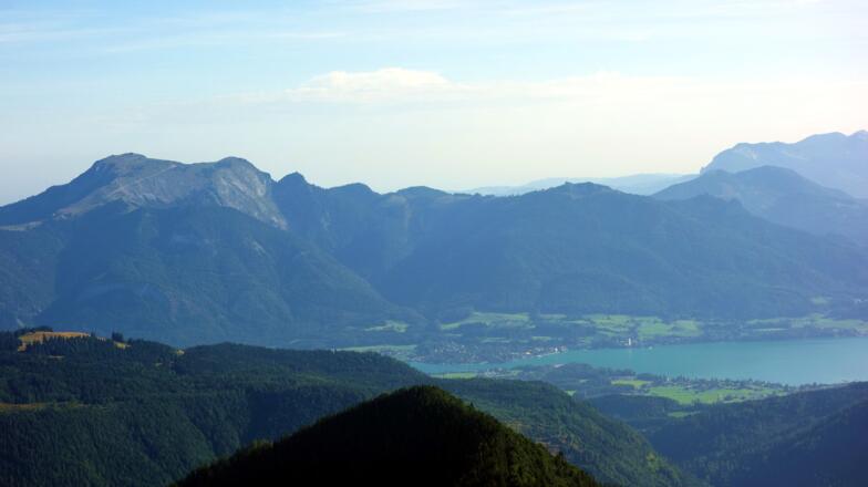 Blick zum Mondsee, links Schafberg