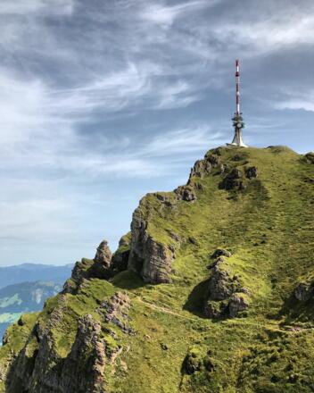 Aussicht vom Gipfelkreuz auf den Sendemast Kitzbüheler Horn