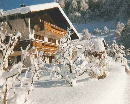 Hausansicht tief verschneit