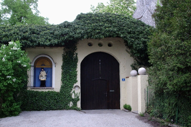 Schloss am See mit Nepomuk