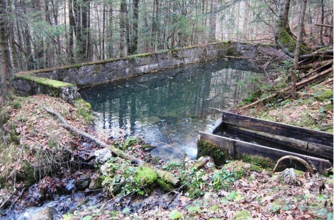 Wasserbecken neben Einwässerungsschurf