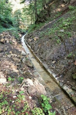 Steinernes Hauptrinnwerk, Zwischen den Bergen