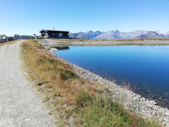 Blick vom Speicherteich auf Aineck Bergstation