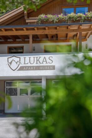 Apart Lukas