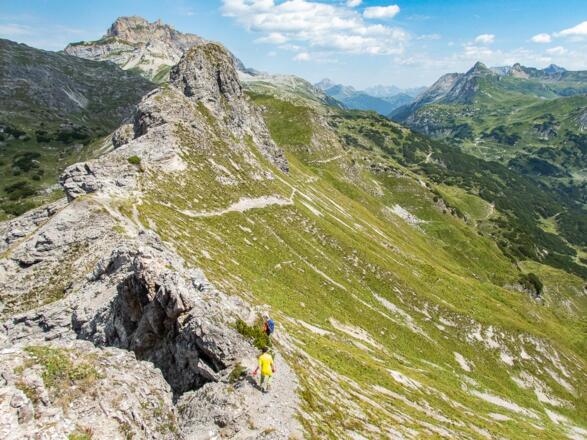 Der Wegverlauf ist gut erkennbar. Auch die Freiburger Hütte sehen wir im Bild weiter unten.