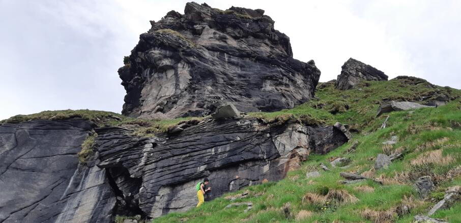 felsdurchsetztes Gras-Gelände
