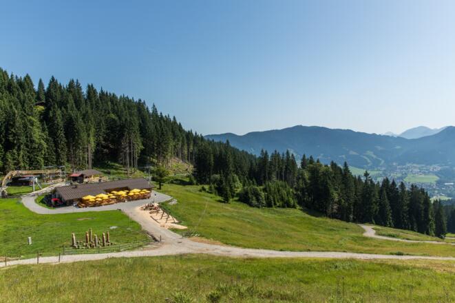 Blick auf die Kolbensattelhütte und Oberammergau