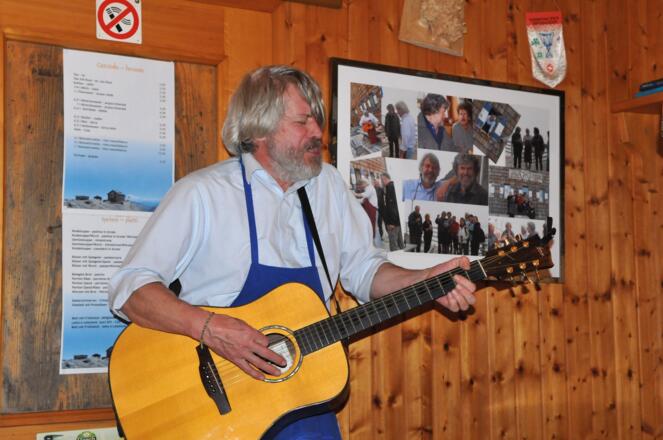 Zwickauer Hütte: Hüttenwirt Heinz Leitner beim Musizieren