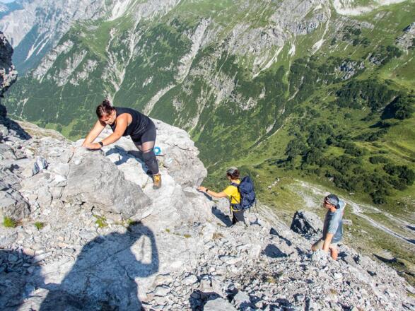Teilweise gibt es bis zum Gipfel Kletterstellen im I-II Grad