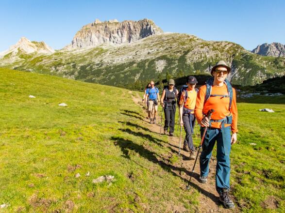 Auf einem einfachen Bergweg geht es Richtung Steinernem Meer. Im Hintergrund ist die Rote Wand zu sehen.
