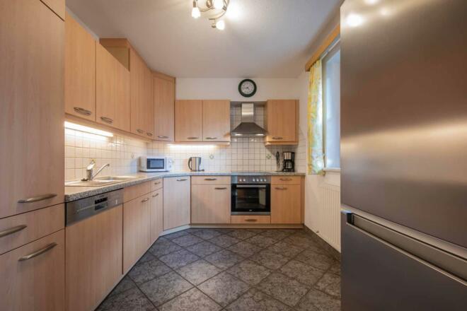 Küche mit Kühl/Gefrierschrank