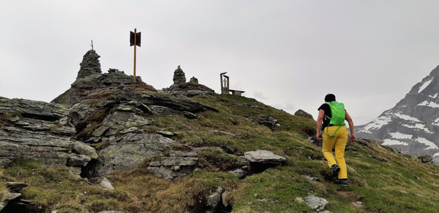 Steinmänner, Gipfelkreuz und Christusstatue