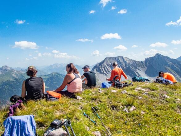 Der Pöngertlekopf bietet zwar kein Gipfelkreuz, dafür aber eine traumhafte Aussicht und genügend Grasfläche zum hinlegen und entspannen.