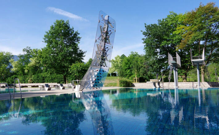 Freibad Marzoll mit dem Hochstaufen