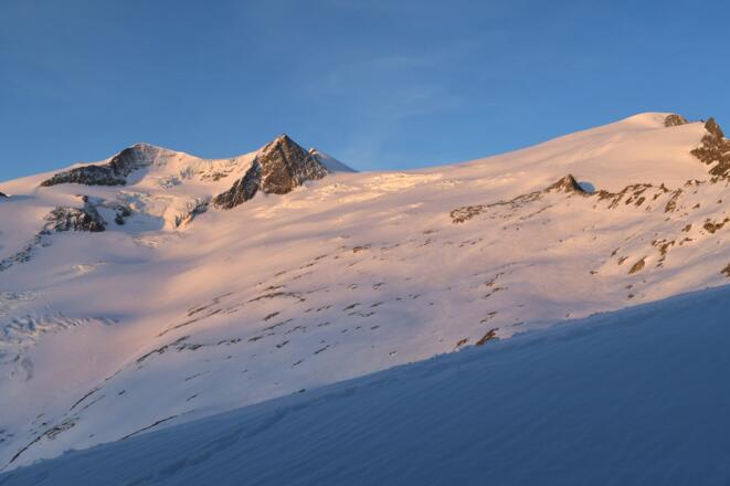 Morgenstimmung auf der Neuen Prager Hütte, Blick auf Schwarze Wand und Schlatenkees