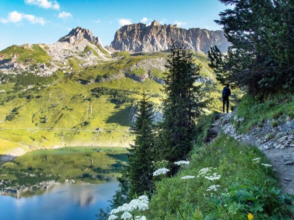 Rechts am See entlang führt der Jägersteig. Der technisch einfachere Weg verläuft links um den See herum auf einer Schotterstraße.