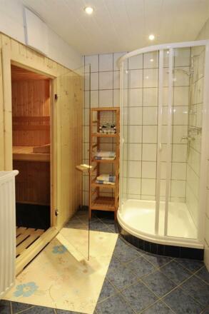 Sauna mit Dusche