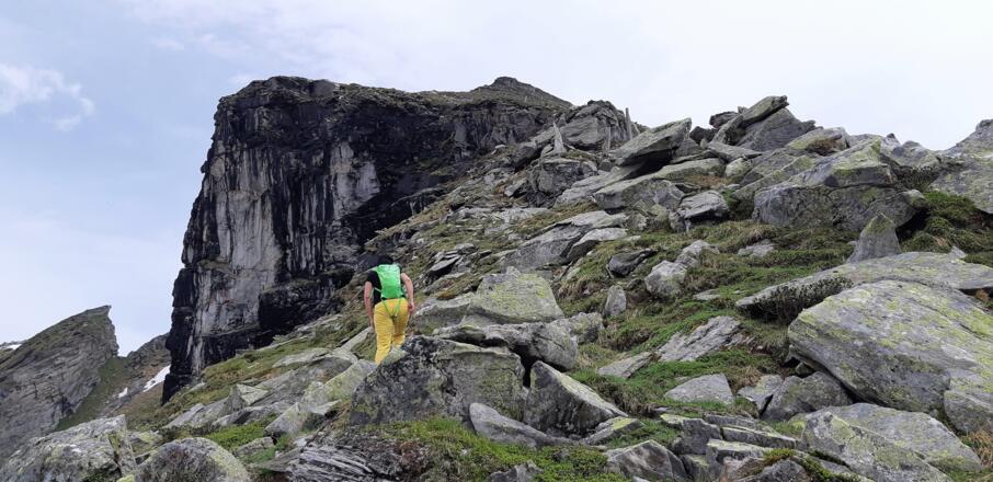 mit Steinsäulen markiert