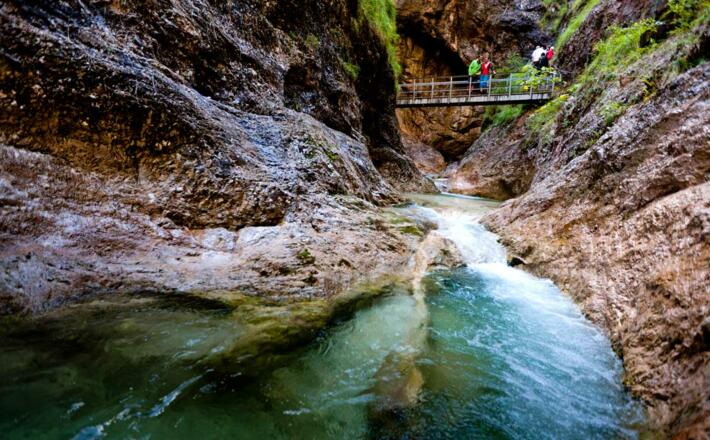 Die Wanderung durch die Almbachklamm ist ein besonderes Erlebnis