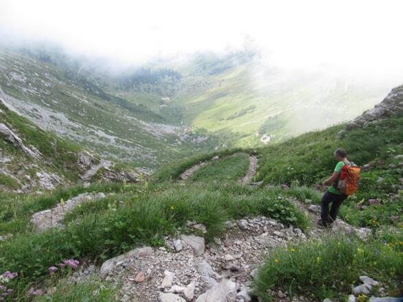 Ein Stück muss man zuerst in das Tal auf der schweizer Seite hinunter gehen