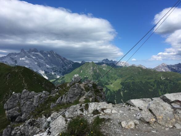 Auf dem Gipfel mit Blick zu den Drei Türmen