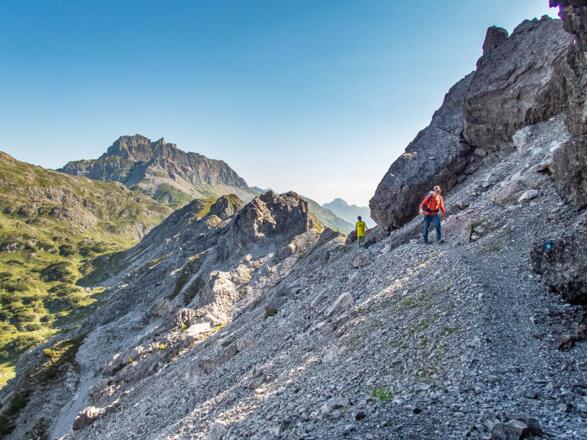 Es folgt eine Querung durch ein Geröllfeld. Hier geht alternativ der Abstiegsweg ins Gwurfjoch hinunter.