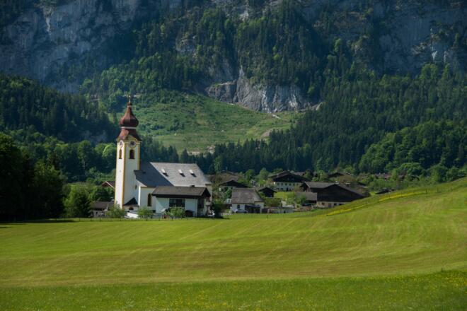 Über den Gsengsteig geht es zurück nach Unken - im Bild die Parrkirche