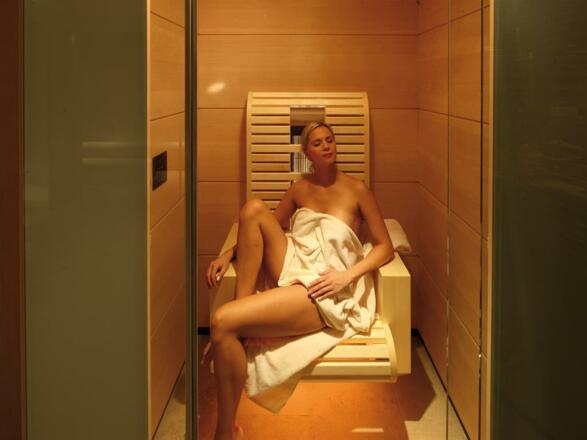 Infrarotkabine mit Frau SPA