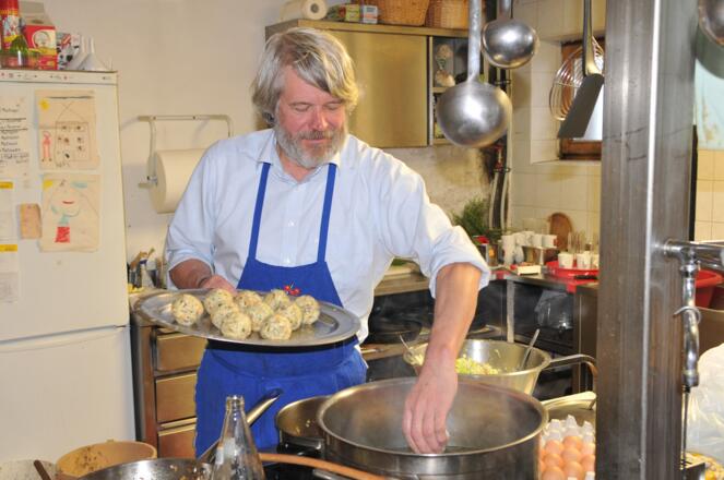 Zwickauer Hütte: Hüttenwirt Heinz Leitner beim Kochen