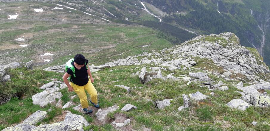 dem Rücken entlang Richtung Gipfel