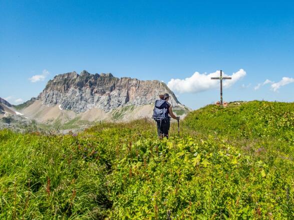 Ankunft am Gipfel des Formaletsch, mit der Roten Wand im Hintergrund.