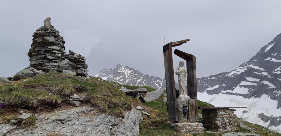 im Sockel der Sitzbank eine Stärkung und das Gipfelbuch