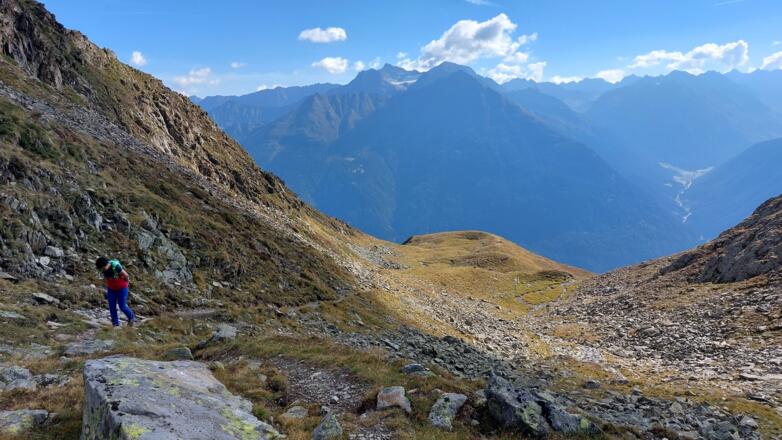Kurz vor dem Plattachsee. Hinten Strahlkogel und Breiter Grieskogel (3287 m), rechts das Sulztal.