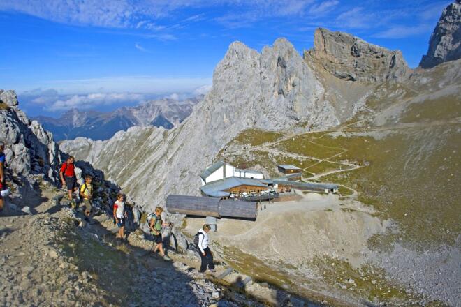 Blick auf die Bergstation Karwendelbahn Richtung Mittenwald