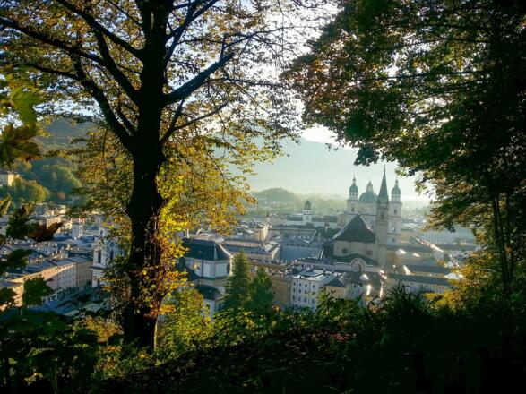 Blick vom Mönchsberg auf die Stadt Salzburg