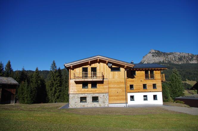 Südseite mit Gartenbereich und Einstein im Hintergrund