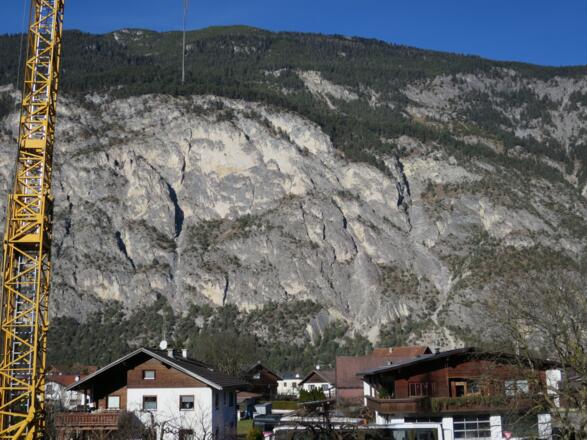 Der Simmering mit der Geierwand in Haiming. Der Klettersteig verläuft im rechten Tel der Geierwand.