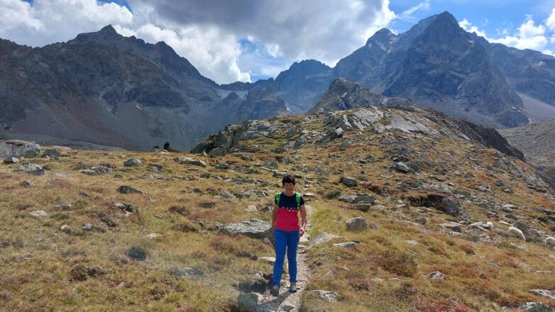 Unschwierig geht es über "Die Eggen" abwärts. Hinten Hauersee-, Felder-, Reiser- und Luibiskogel.