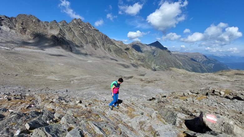 Das Fernerkar, eine faszinierende Steinwüste. Hinten rechts der Fundusfeiler (3079 m).