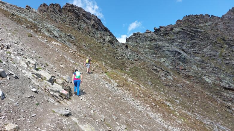 ... Scharte (2790 m, unbenannt), die den Übergang ins Fernerkar ermöglicht.
