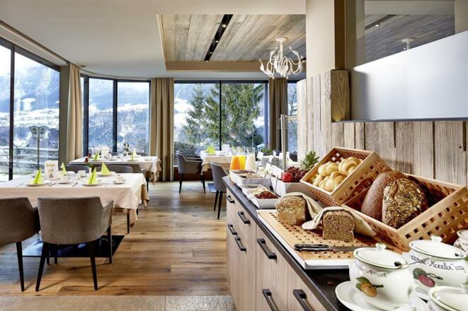 Speisesaal mit Frühstücksbuffet