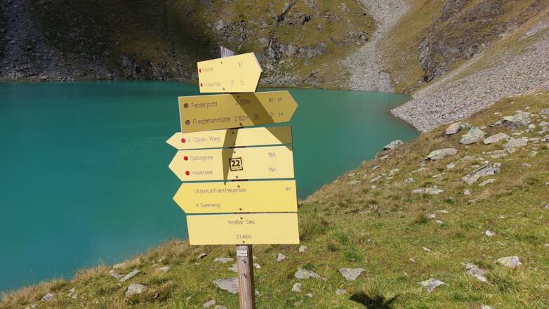 Am Weißer See. Wir münden wieder in den Vier-Seen-Weg ein.