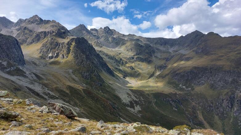 Blick zurück auf Felderjöchl, Innerberger Felderkogel und Felderkar. In der Mitte hinten der Plattigkogel (3092 m).