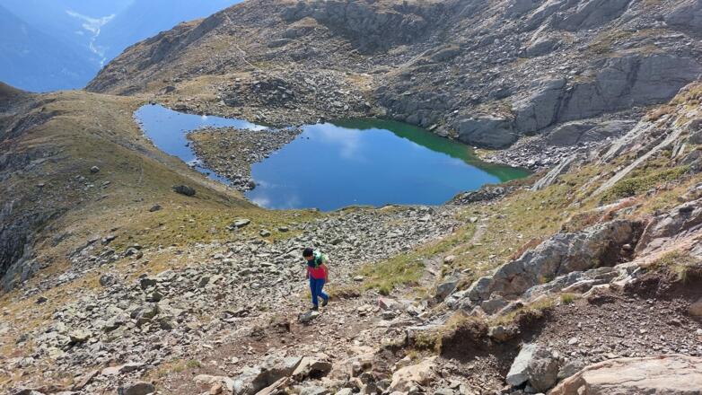 Plattachsee. Der Vier-Seen-Weg ist hinten sichtbar, er führt direkt zum Weißer See.