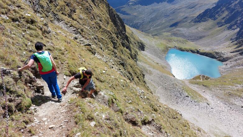 Der sehr steile Abstieg zum Weißer See ist an einigen Stellen gesichert.