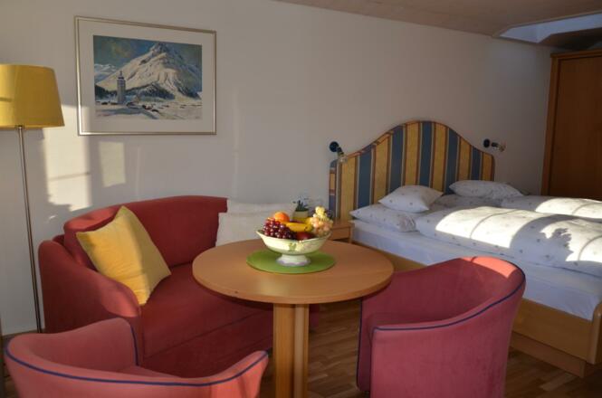 Zimmer 1 mit Bad, Küchenzeile, Balkon