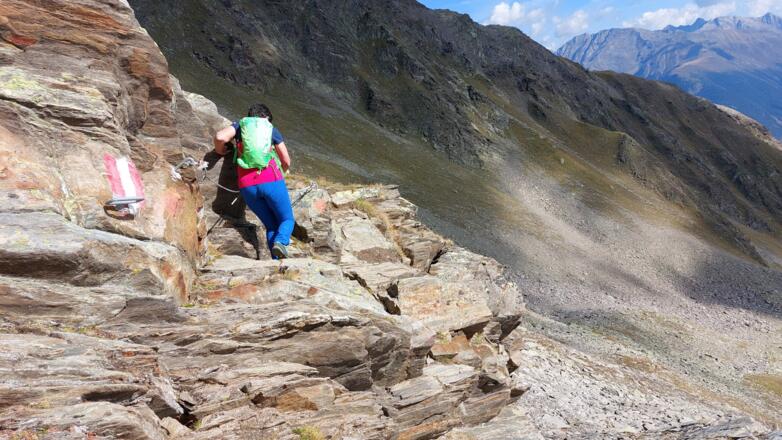 Mit Drahtseil und Klammer gesicherte Passage.